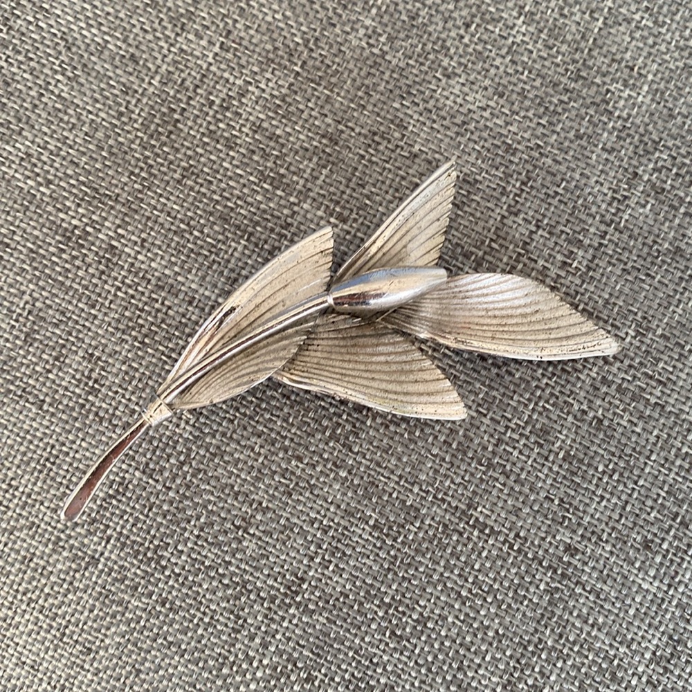 Elegant Sterling Silver Leaf Brooch - Picture 5 of 5